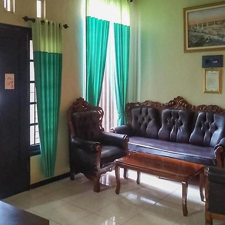 Baitussafar Ummi 1 Syariah Otel Malang Dış mekan fotoğraf